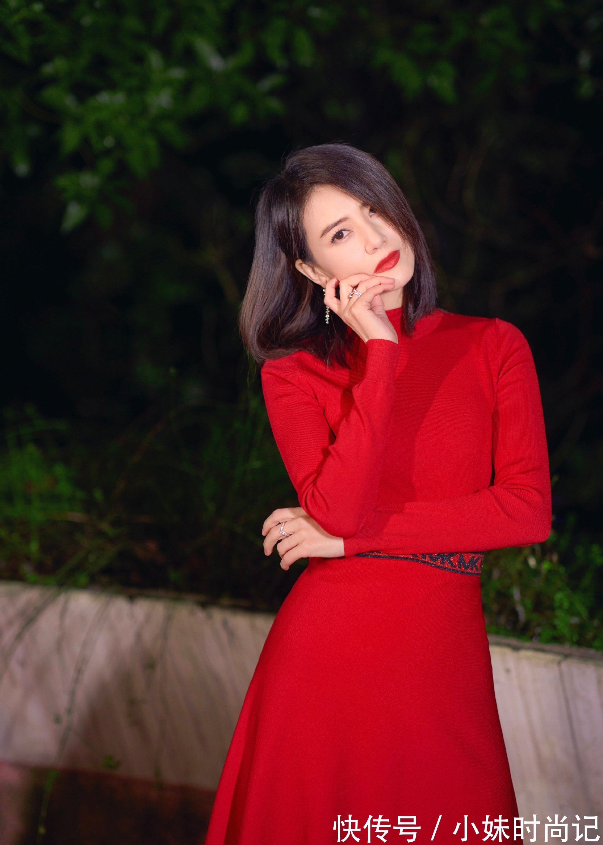 针织连衣裙 这条红色高领针织连衣裙甜美喜庆又大气,而且很优雅。