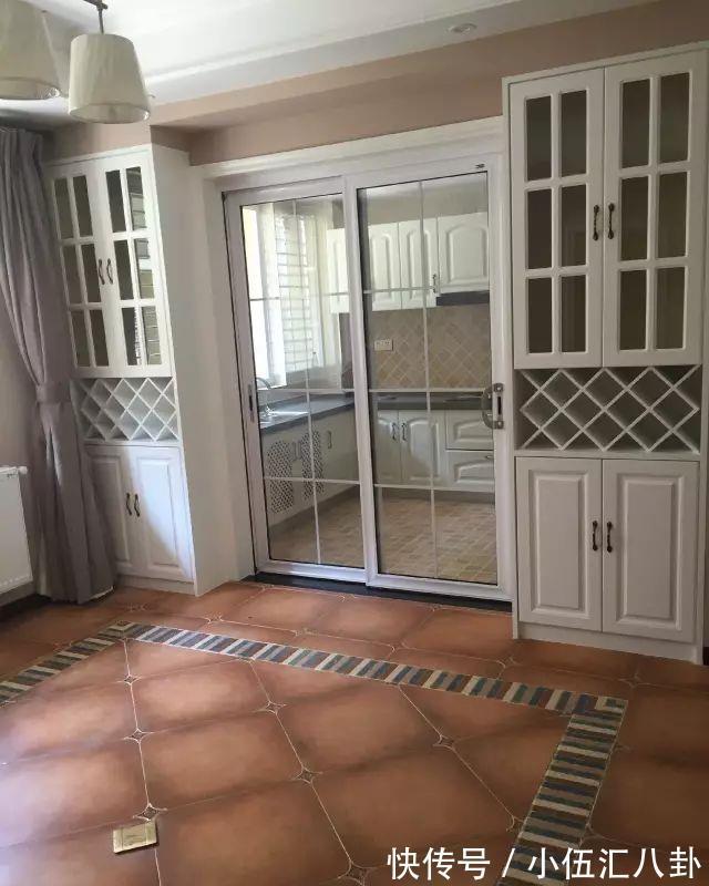 黑色|小户型厨房门你会选择怎样的颜色？黑色、白色还是原木色？