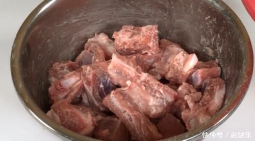 排骨不要直接用水洗,会越洗越脏,教你1个妙招,脏东西全跑出来