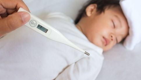 衣物|宝宝发烧会把大脑烧坏儿科医生除知道送医院,这些常识也需知