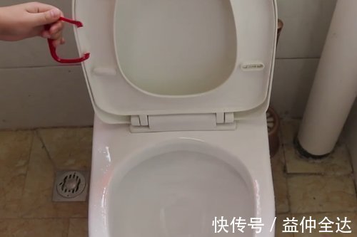 把油桶提手粘在马桶上,手再也不用碰马桶,解决了家家户户的烦恼