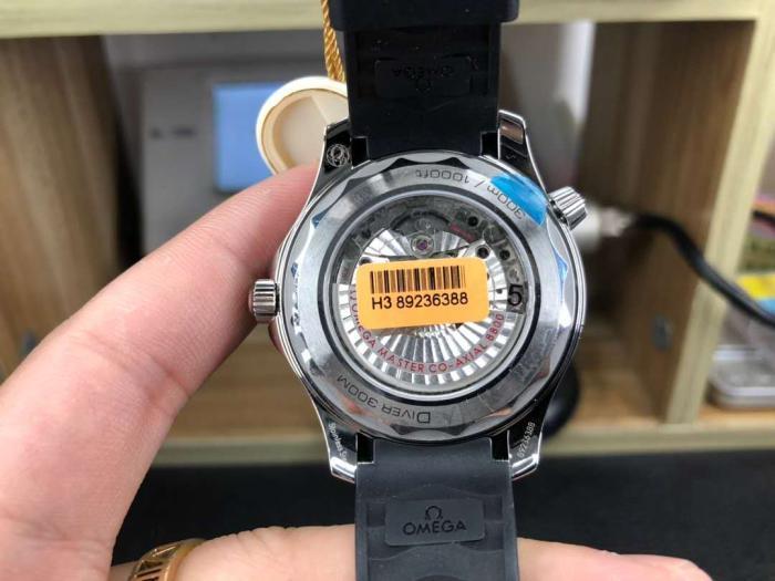 戴不起劳力士水鬼,三四十岁男士戴块欧米茄海马300也不差