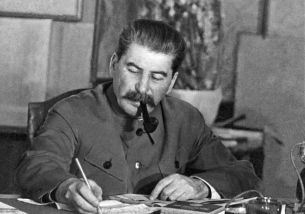 斯大林|苏军唯一不接受投降的德军部队,只因他们残忍杀害一名女游击队员