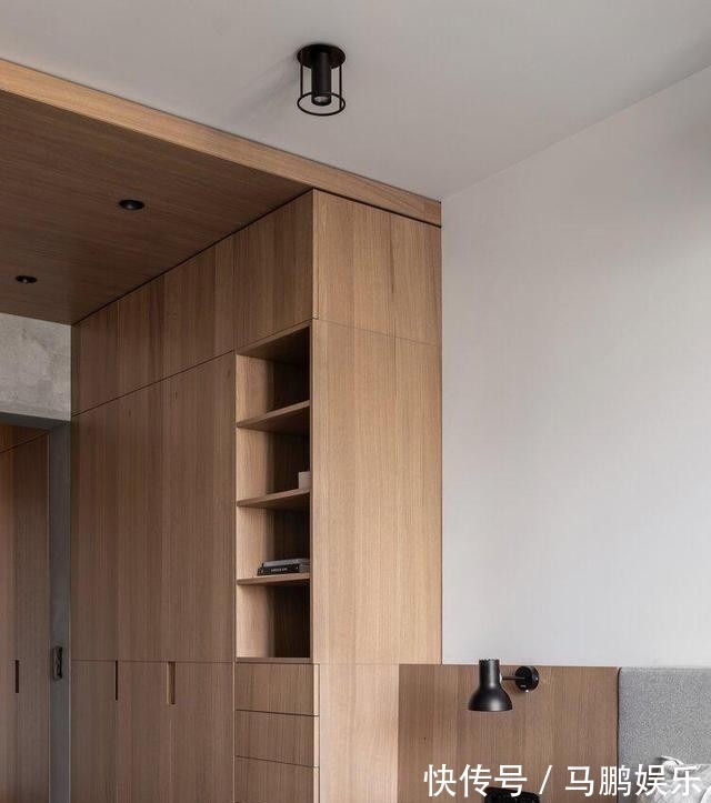 小卧室早该舍弃床头柜,靠墙塞15公分宽薄柜,收纳何止多出2倍