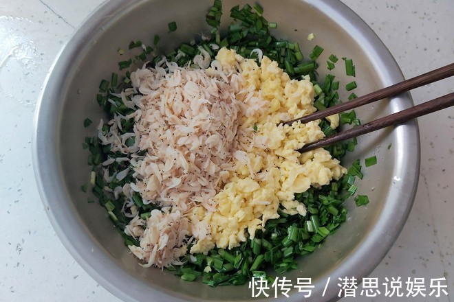 韭菜盒子的家常做法，皮薄馅大而且不出水，香酥又入味，超级解馋