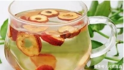 山楂加它泡水喝,排出体内毒素,大肚子平了,喝出小蛮腰