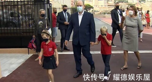 雅克|摩纳哥龙凤胎Q翻天!6岁小公主穿得像红苹果,换狗啃刘海翻车了