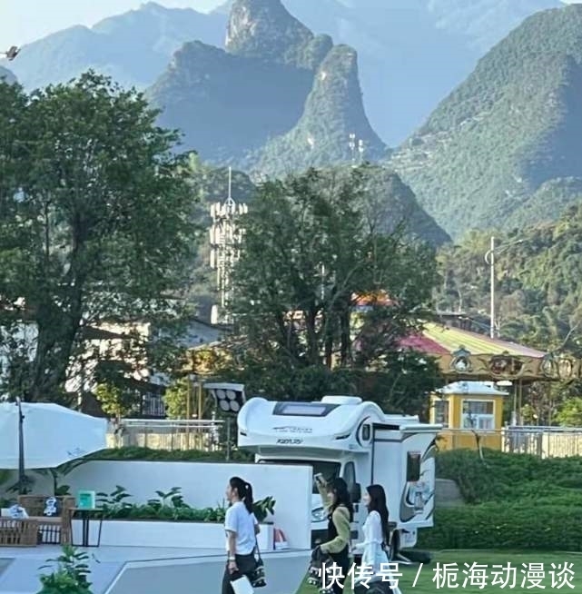 社交平台|中餐厅最新路透曝光,赵丽颖给张碧晨撩头发,动作亲昵姐妹情好甜