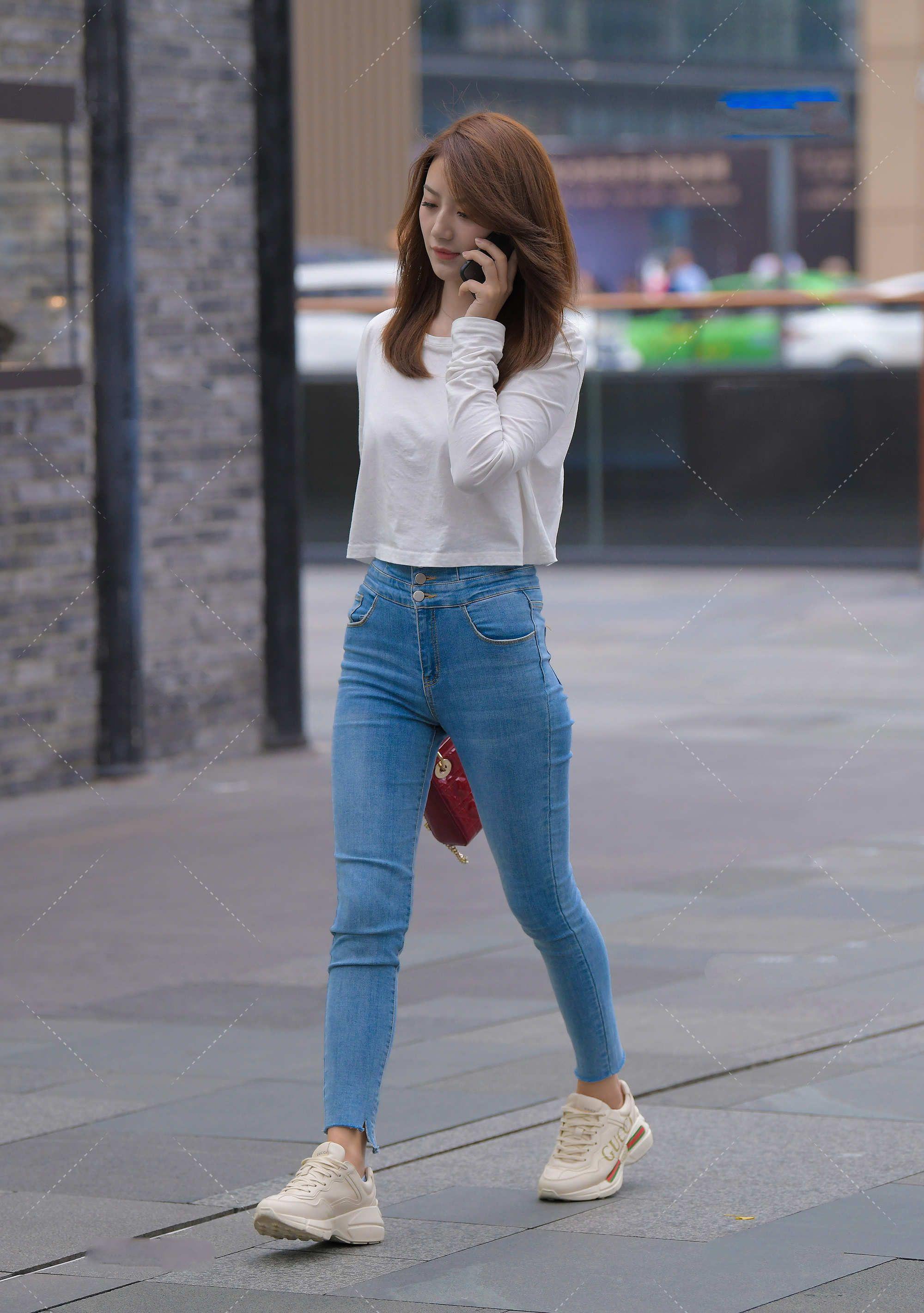 身材比例 简单大气的白色短款休闲上衣,如何搭配,才能既显身材,又时尚呢