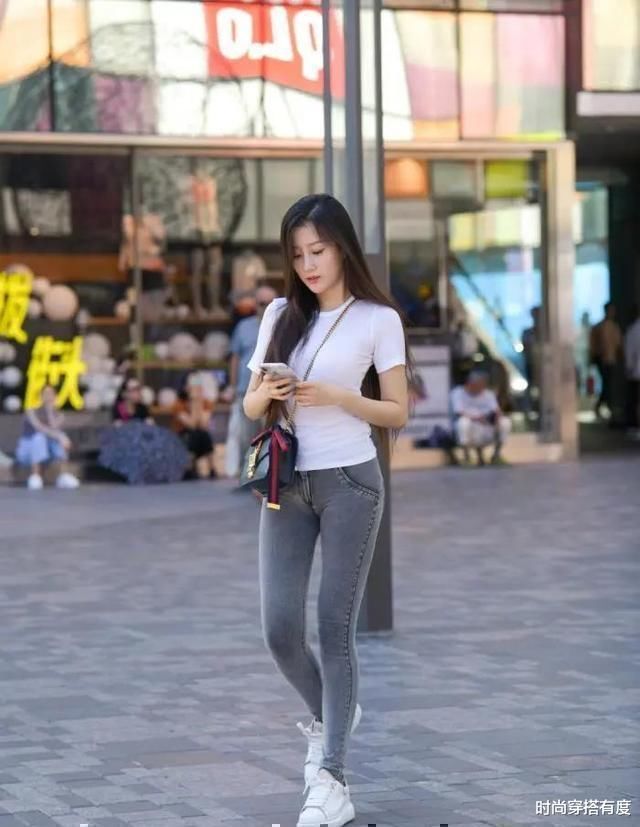 漂亮有气质的打底裤装扮时尚不失优雅，靓丽优雅全靠它，靓丽十足