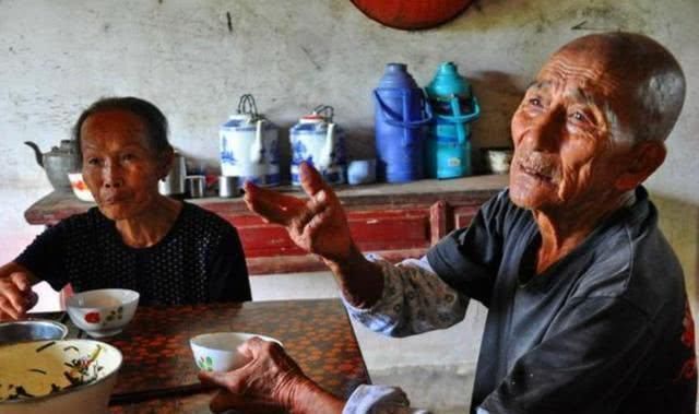 奶奶|父母一走,奶奶撒手,有多少家庭正在经历老人“假带娃”