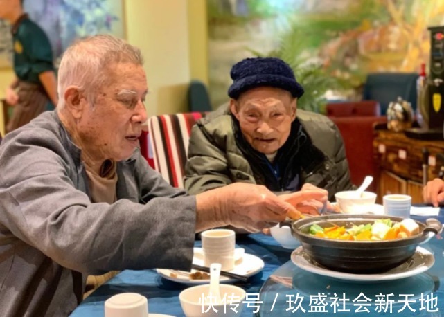 老刘|多名院士联合呼吁停止食用，比碘盐还伤血管，提醒爸妈：尽早撤下餐桌