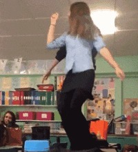 |搞笑GIF:扎心了 遇到这种情况 先捂住膝盖还是先捂脸