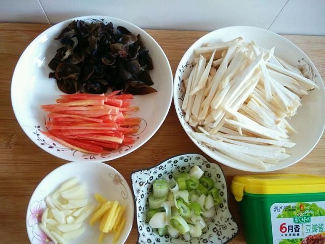 杏鲍菇味道鲜美,搭配不同的食材和调味料,特别的下饭