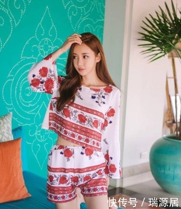 简约的连衣裙,优雅不失个性,给人一种洒脱的气息