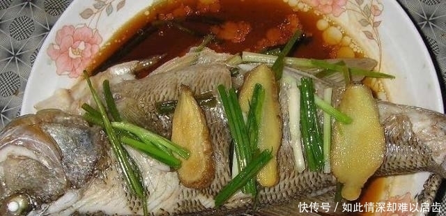 蒸鲈鱼时,记住“2不放,加3样”鱼肉鲜嫩洁白,还没有腥味