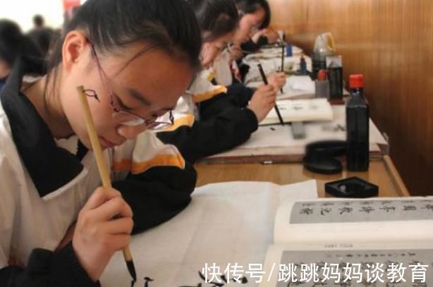 学生$初中生自创“饺子字体”走红,圆滚滚十分可爱,阅卷老师十分喜欢