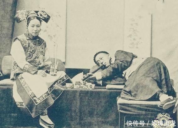 鸦片|老照片中的清末社会：富家子弟提笼架鸟抽鸦片，尽显亡国气象