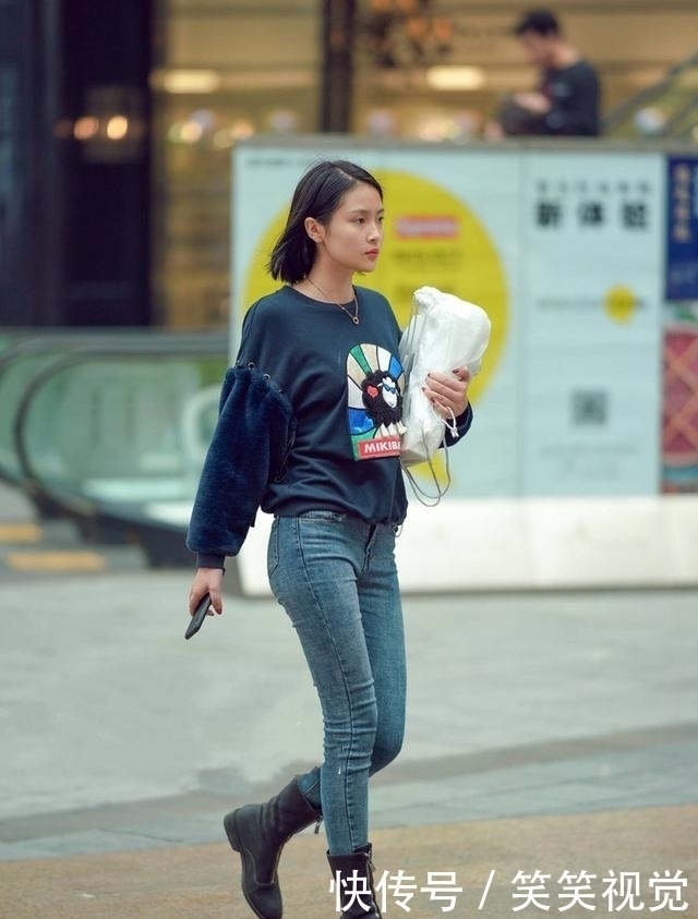 街拍：黑白色搭配，美女脖间一抹黑色印记点缀，时尚敏感度爆棚