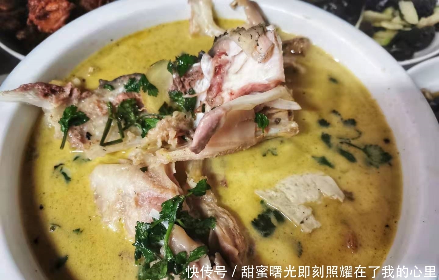 老家的年夜饭,14道家常菜摆满了八仙桌,8道热菜中只有2道是蔬菜