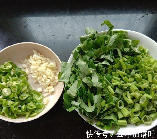 青椒|青椒碎炒空心菜，简单快手，美味下饭菜！