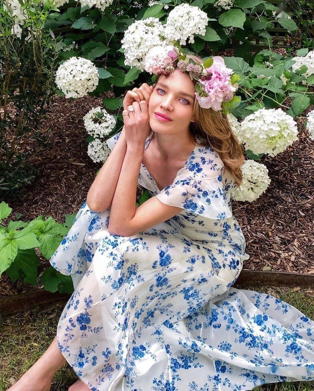 LV太子妃气质开挂!穿一件黑色毛绒大衣显得雍容华贵,高级洋气