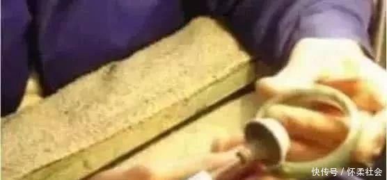 赌石|疯狂赌石,20万入手的木那翡翠原石,一刀切涨近千万