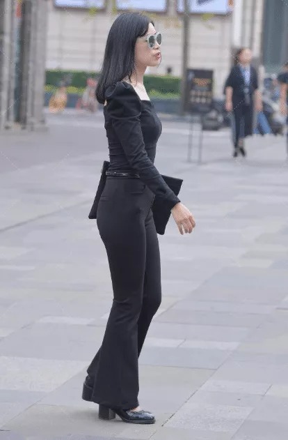 经典黑也能释放出时髦感,开领上衣搭配喇叭裤,得体又耐看