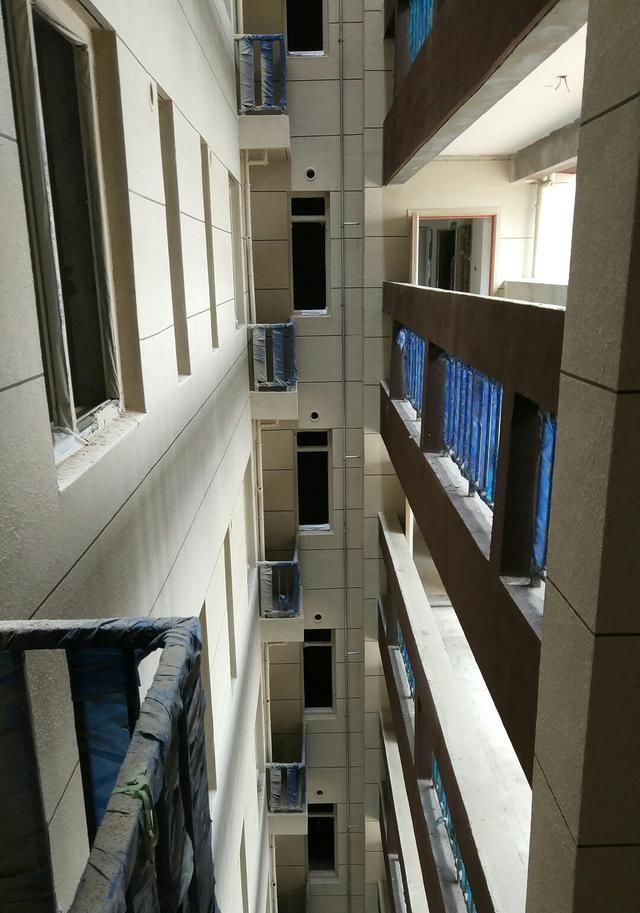 业主|开发商套路真是深高层电梯房带个长连廊,业主还傻傻以为采光好