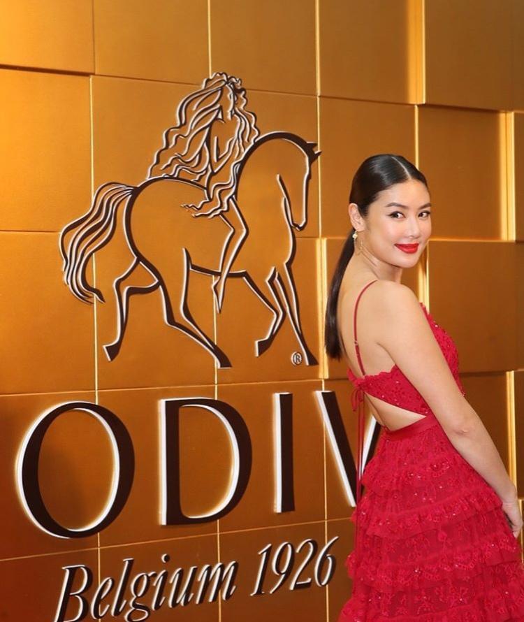 乐基儿真不打算减肥?穿吊带连衣裙丰润饱满,意外穿出贵妇气质范