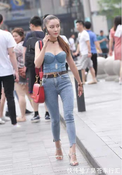 牛仔短裤 美女脚上一双简约的高跟鞋,两者搭配,轻松营造出一米八的既视感