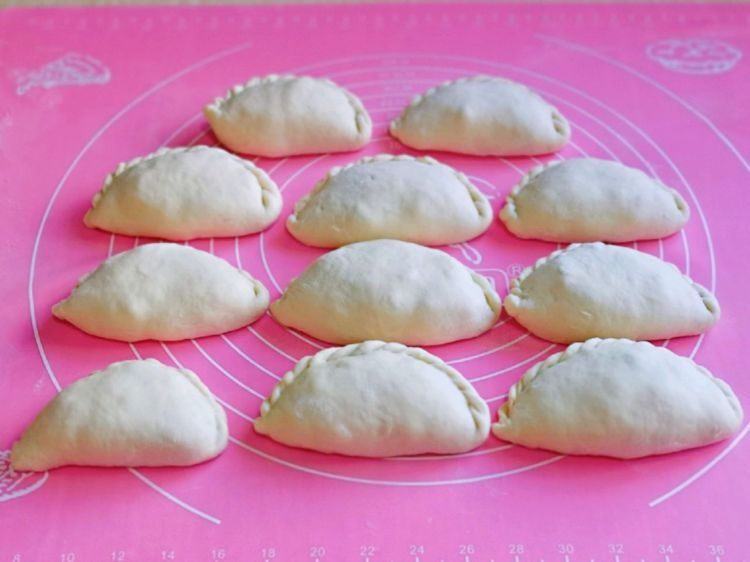 做韭菜盒子的时候加点虾皮和香干,味道太鲜美了,真过瘾