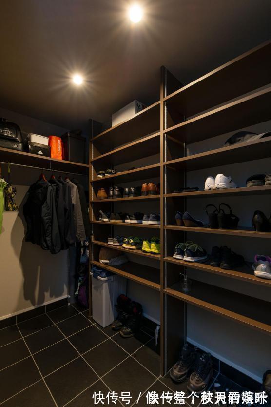 露台|顶楼复式,楼梯装家里占面积又碍事,不如把楼梯口封了挪到露台上