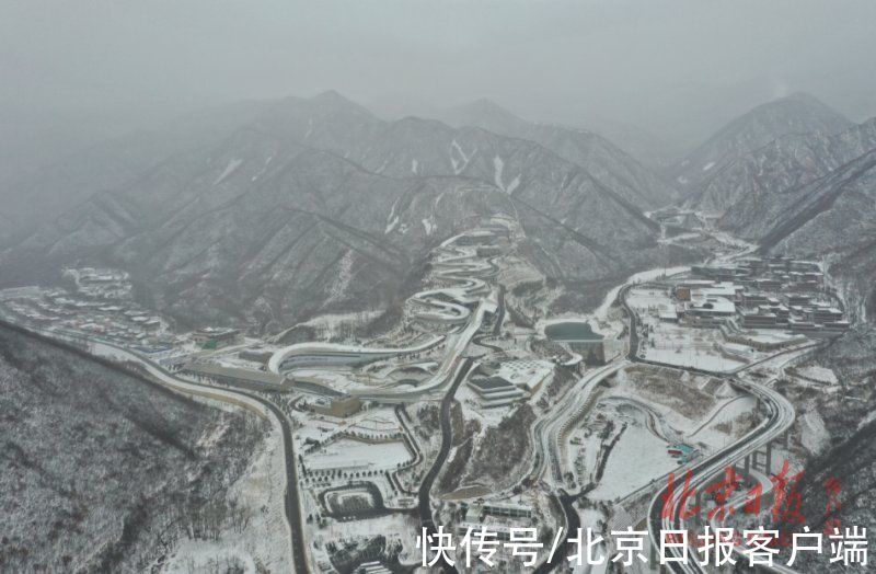 运动员|“雪游龙”中运动员尽情滑行，雪中延庆赛区动感十足