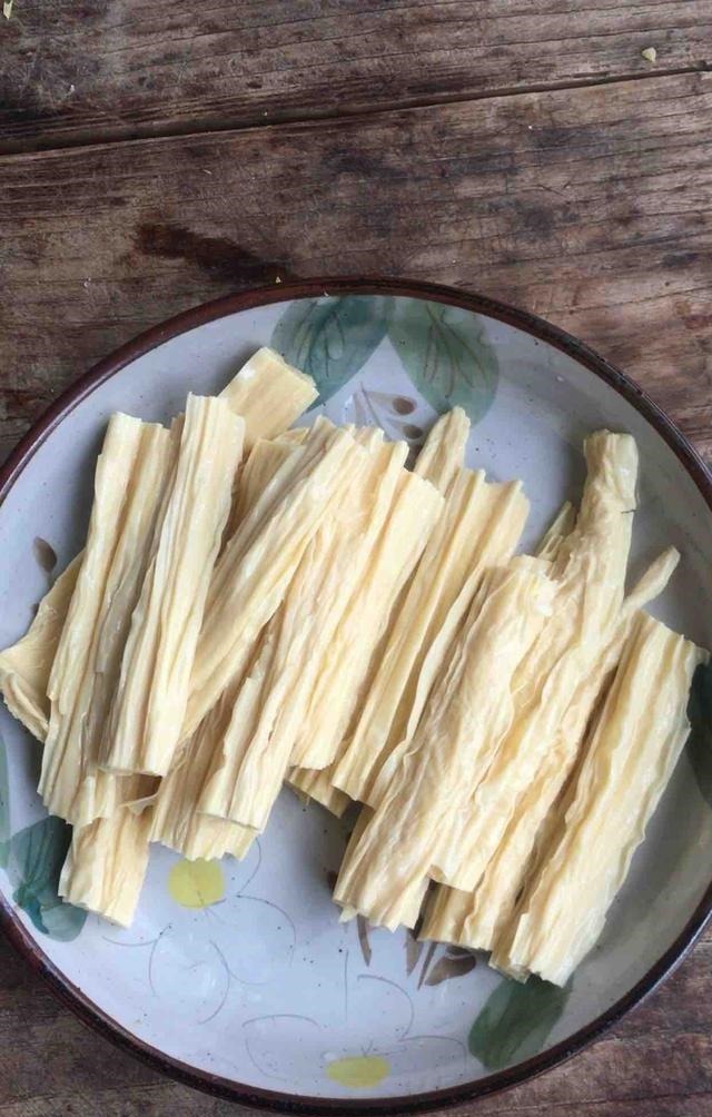 泡腐竹,可别放入水里就泡,饭店都是这么泡,既简单又快速还筋道