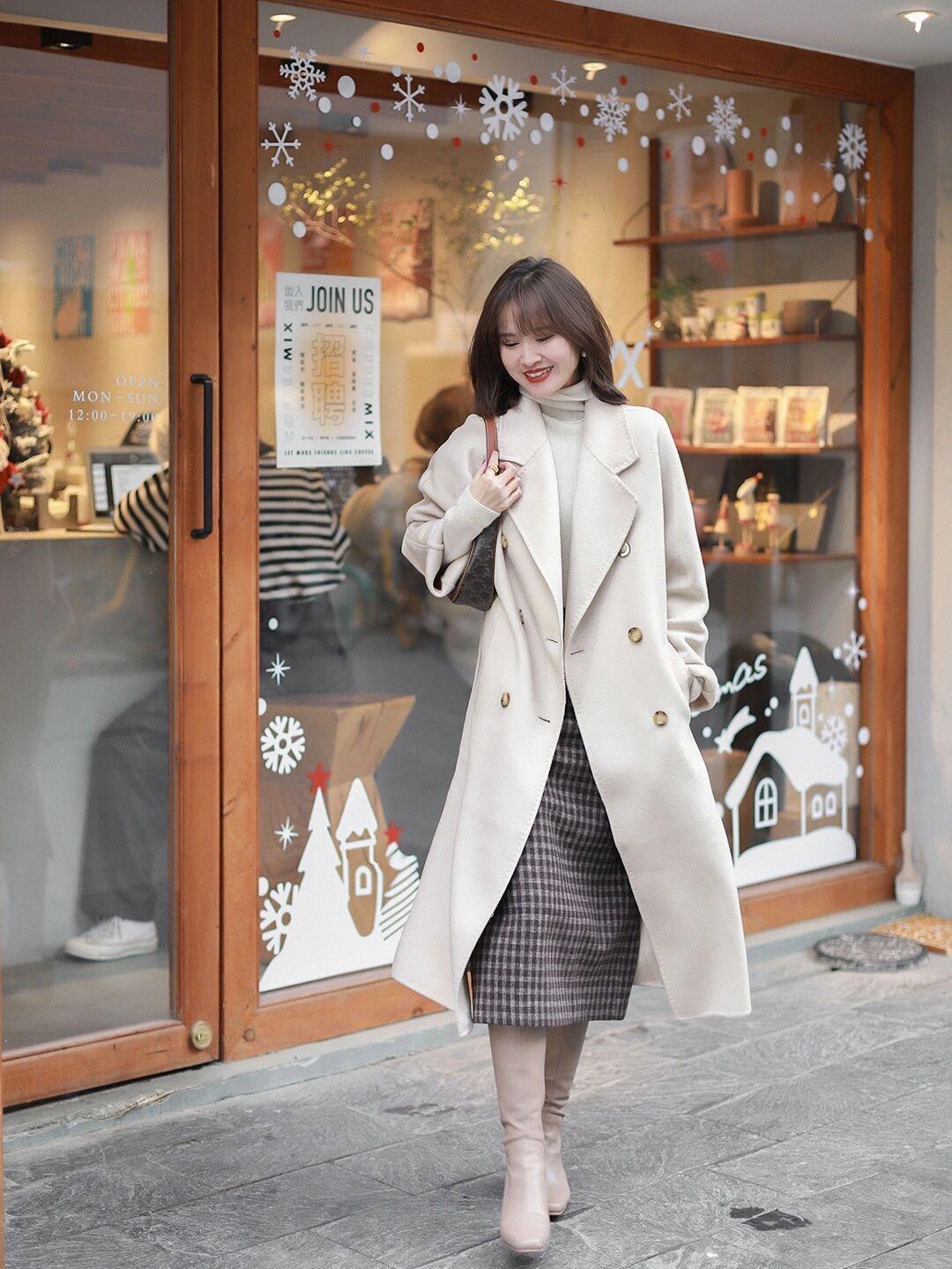 大衣|小个子女生冬季搭配指南|高腰短款羽绒服+宽松直筒牛仔裤,百搭又时尚!