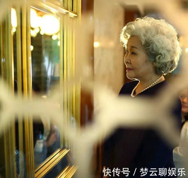 老年人$84岁女歌唱家住进养老院,说不想给儿女添麻烦,网友却议论纷纷