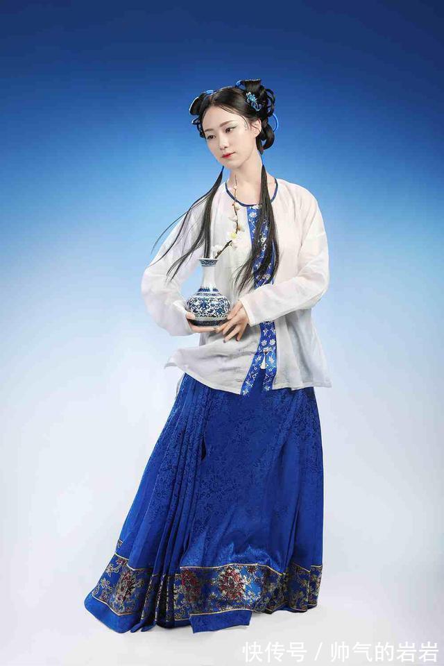 玄晖#原创诗八首·扁舟载得南风便，吹向西湖满地飞