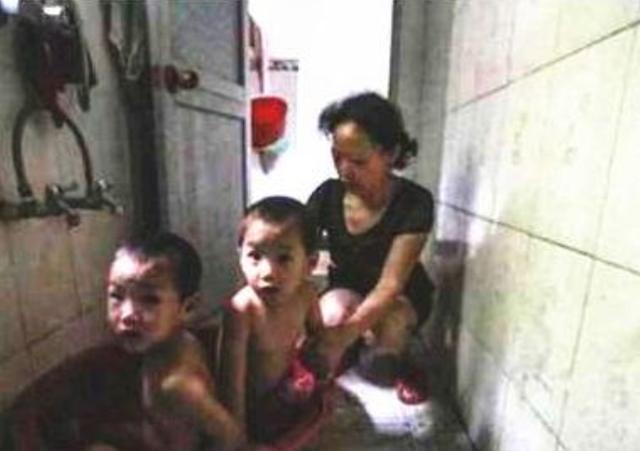 孩子|7岁双胞胎从未穿过衣服,邻居看不过联系民警,得知原因众人泪奔