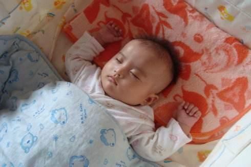 宝宝不满八个月，这3种睡姿不利于骨骼发育，宝妈要多注意
