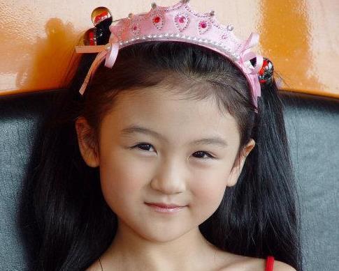 曹格女儿,10岁长成瓜子脸大长腿,与儿时判