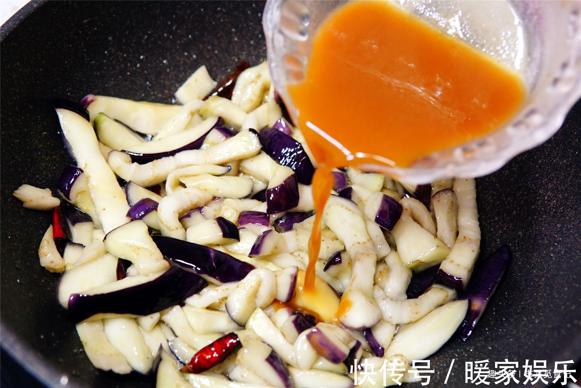 茄子直接炒大错特错，太费油了，多加一步，不变色还省油！