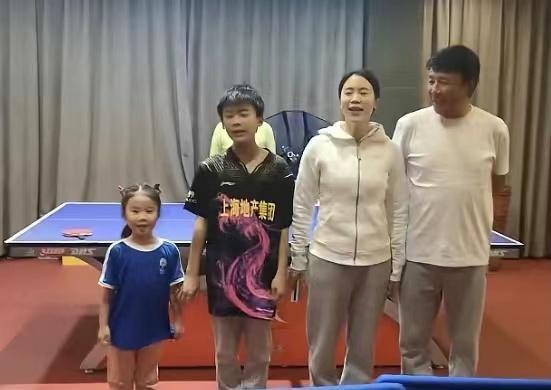 反省|王楠女儿被教练罚站球台,数手指反省,富豪郭斌发文自嘲是破爹