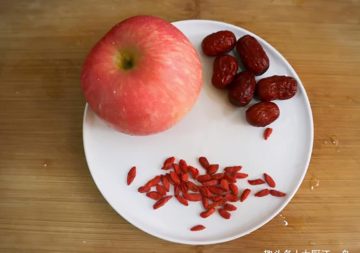 春天，红枣和苹果是绝配，每天早上来一碗，营养又减脂，真不错