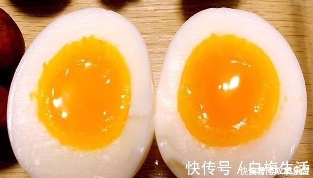 散花|做水煮荷包蛋,水开下锅是不对的!学会这个诀窍,鸡蛋圆嫩不散花