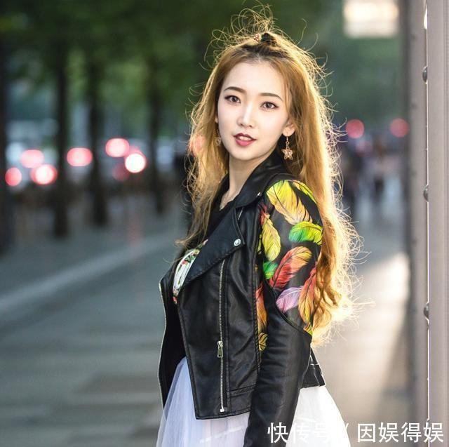 街拍小姐姐穿着黑色网纱的仙女裙,太有感染力了