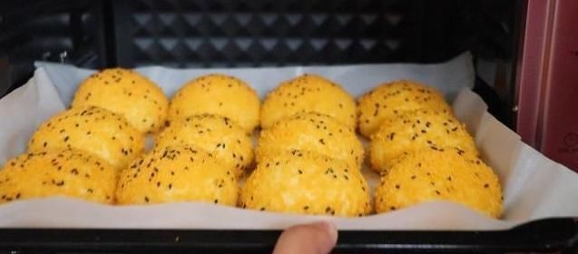 玉米面别窝窝头了,我家经常这样做,孩子一顿能吃好几个,比肉香