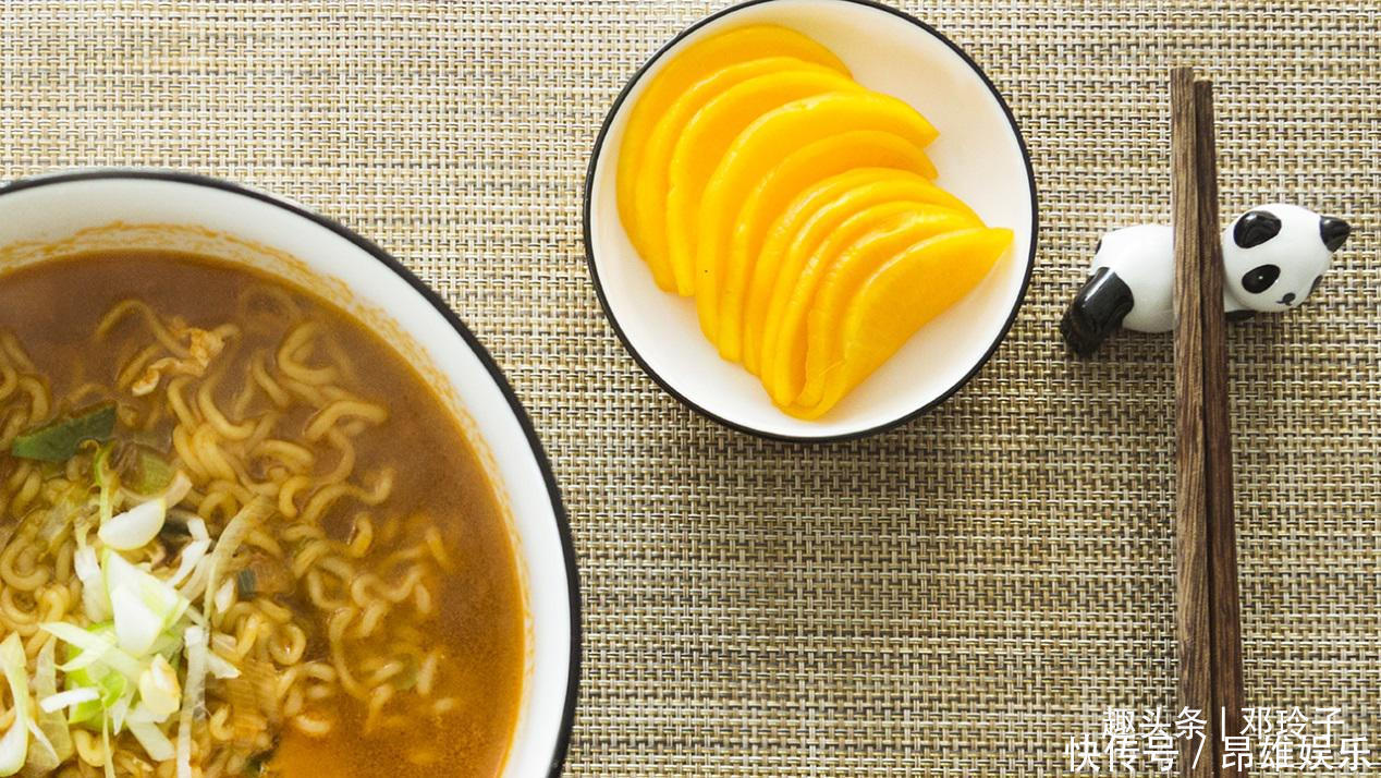 白萝卜,做成金黄色的萝卜,酸甜开胃,解腻又嘎嘣脆,做法还简单