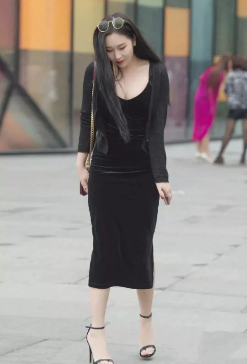 黑色连衣裙搭配高跟鞋，高贵优雅，尽显时尚气息