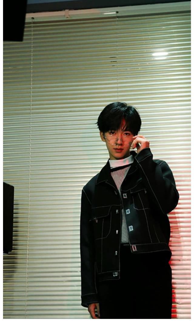 時(shí)代少年團(tuán)賀峻霖曬九宮格，牛仔衣搭配條紋內(nèi)搭，除了帥也說不出其他